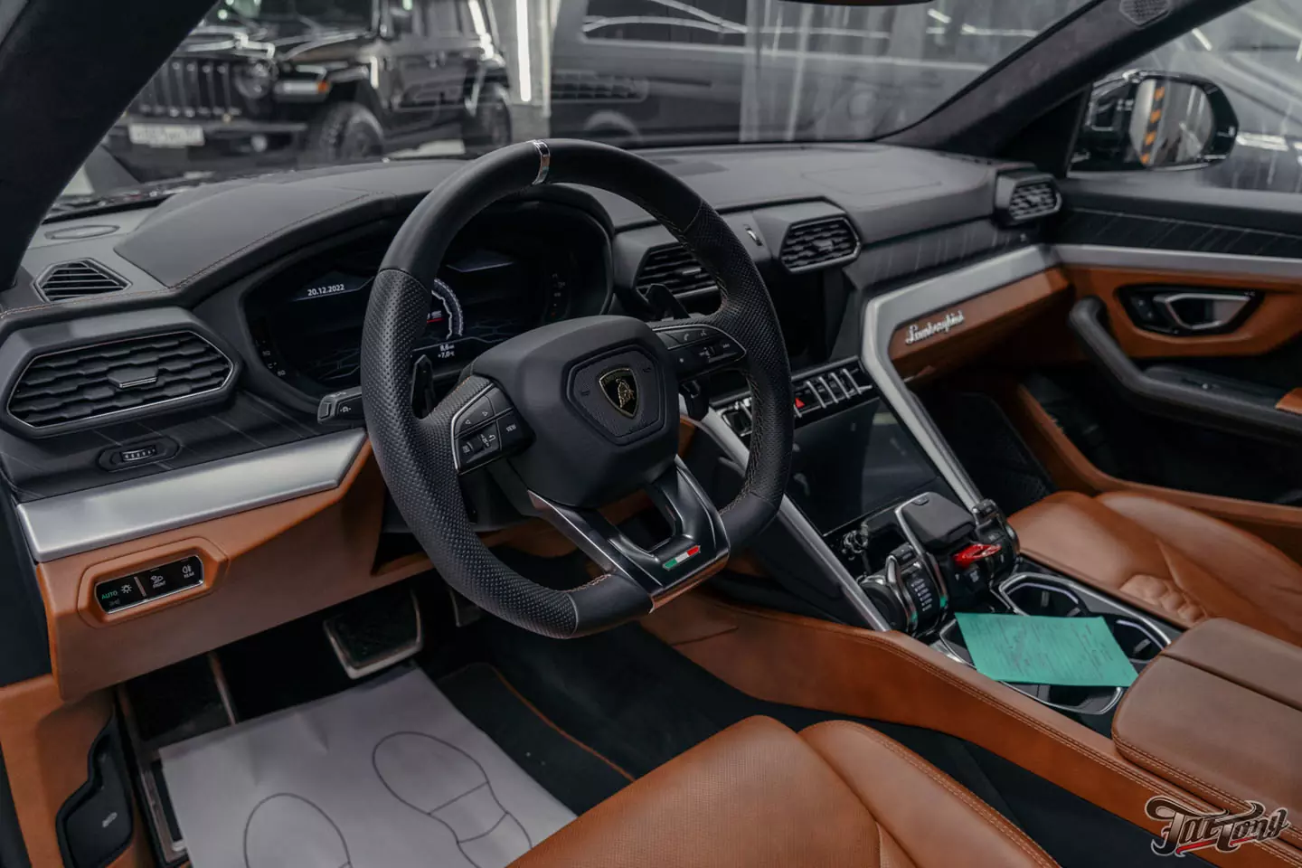Ламинация элементов салона карбоном в шикарном Lamborghini Urus